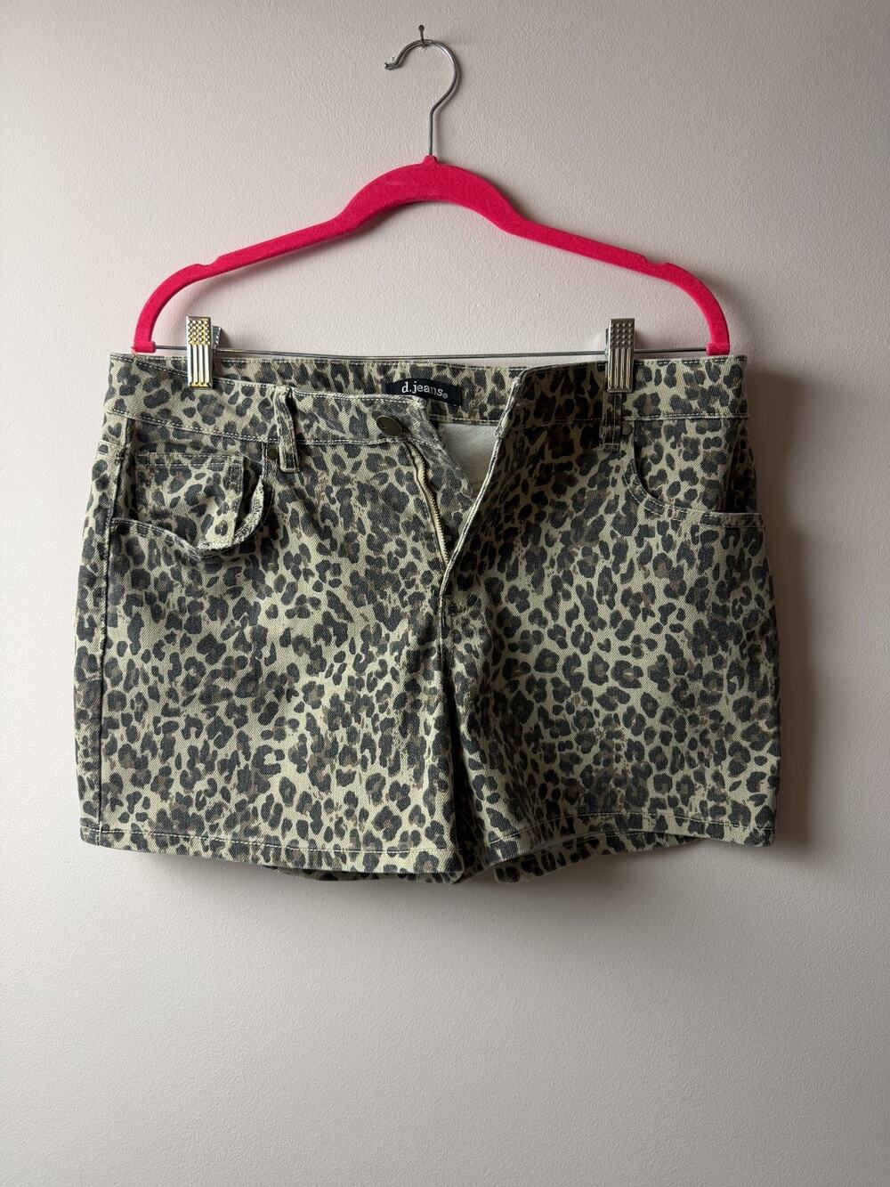 NWOT - d. jeans woman Leopard Shorts size 12 (never worn)